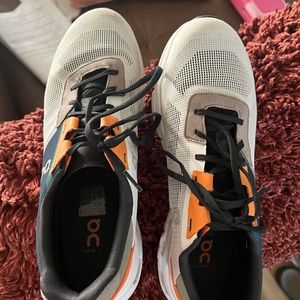 On cloud running shoes. Worn for approximately 6 miles. Not enough arch support